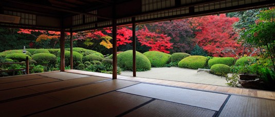 「詩仙堂」（京都市）・・・徳川時代草創期に活躍した芸術家＆作庭家「石川丈山」が、人生後半の自らの住まいとして使っていた「詩仙堂」。同時にそれは、彼が描いた理想の芸術空間でもあった。そして今も、日本庭園ファンあこがれの・・・
