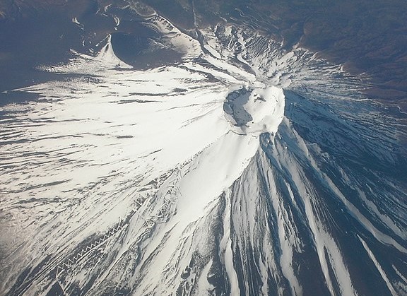 写真：冬の富士山（航空写真）・・・空から眺めるもう一つの富士山。でもやっぱり日本一、いや世界一！